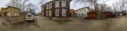 Двор деревянного здания по ул. Гагарина, 22 . Фотография.